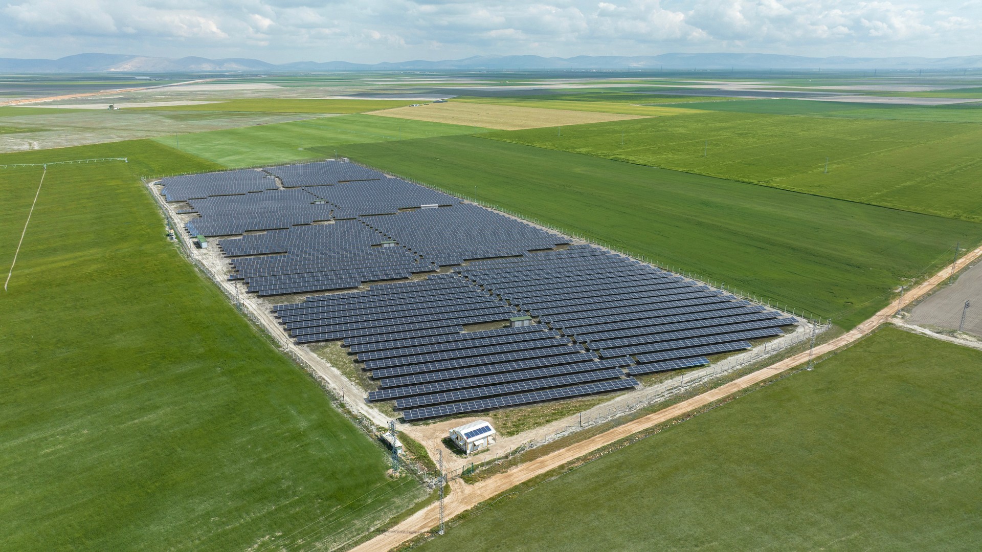 Karatay Güneş Enerji Santrali havadan görünümü.