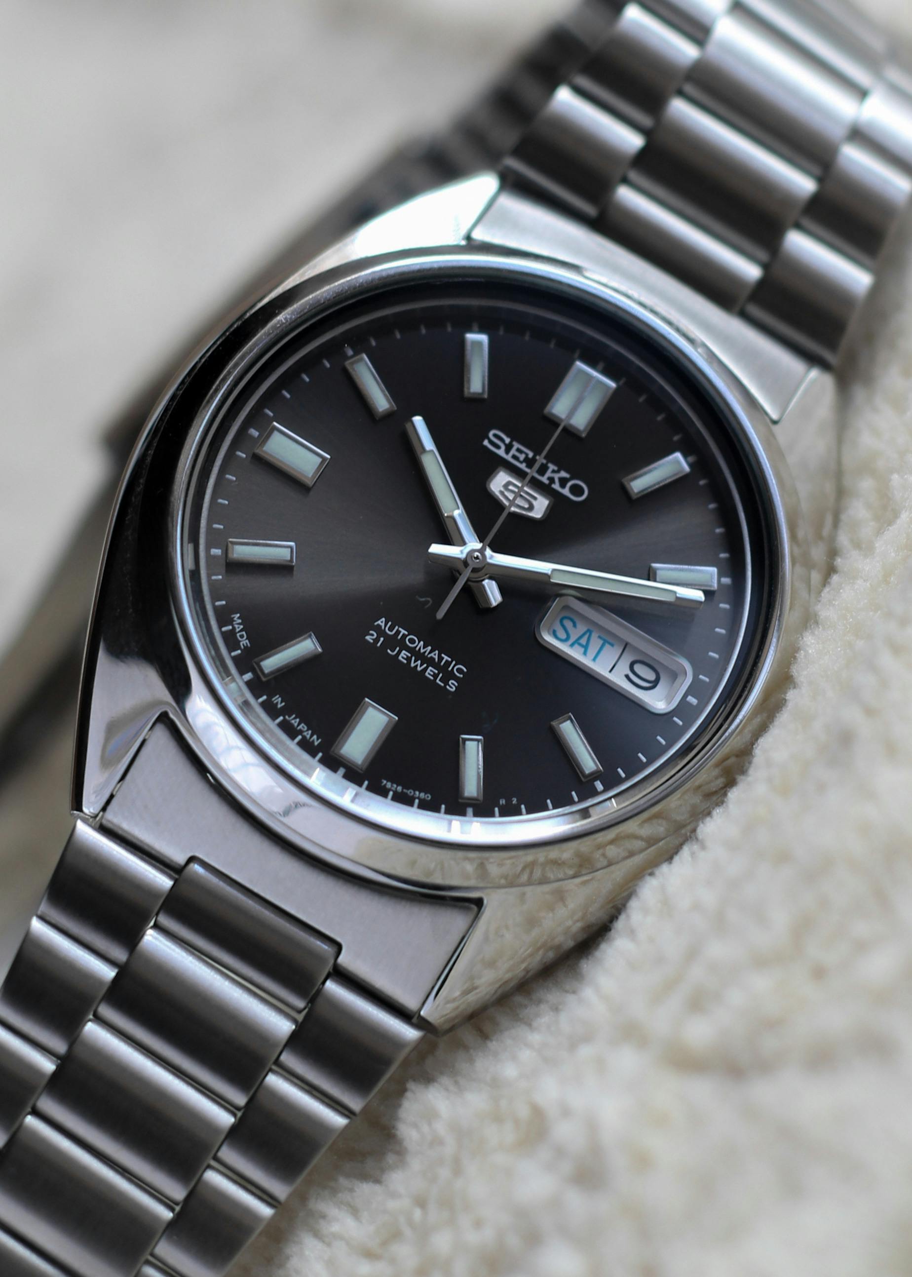 Seiko 5 automatic watch showing the grey watch dial and date function