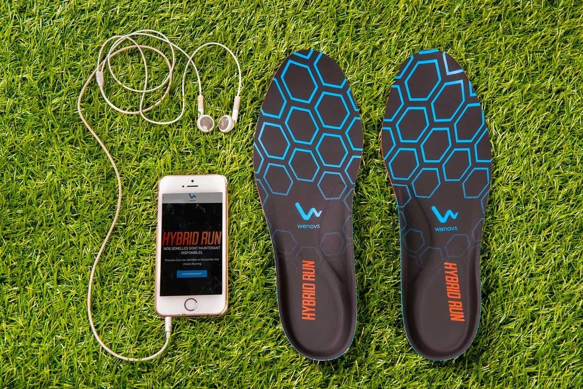 Packshot de semelles connectées sur gazon — photographie produit sport Lille | Anteale Yann Manac'h