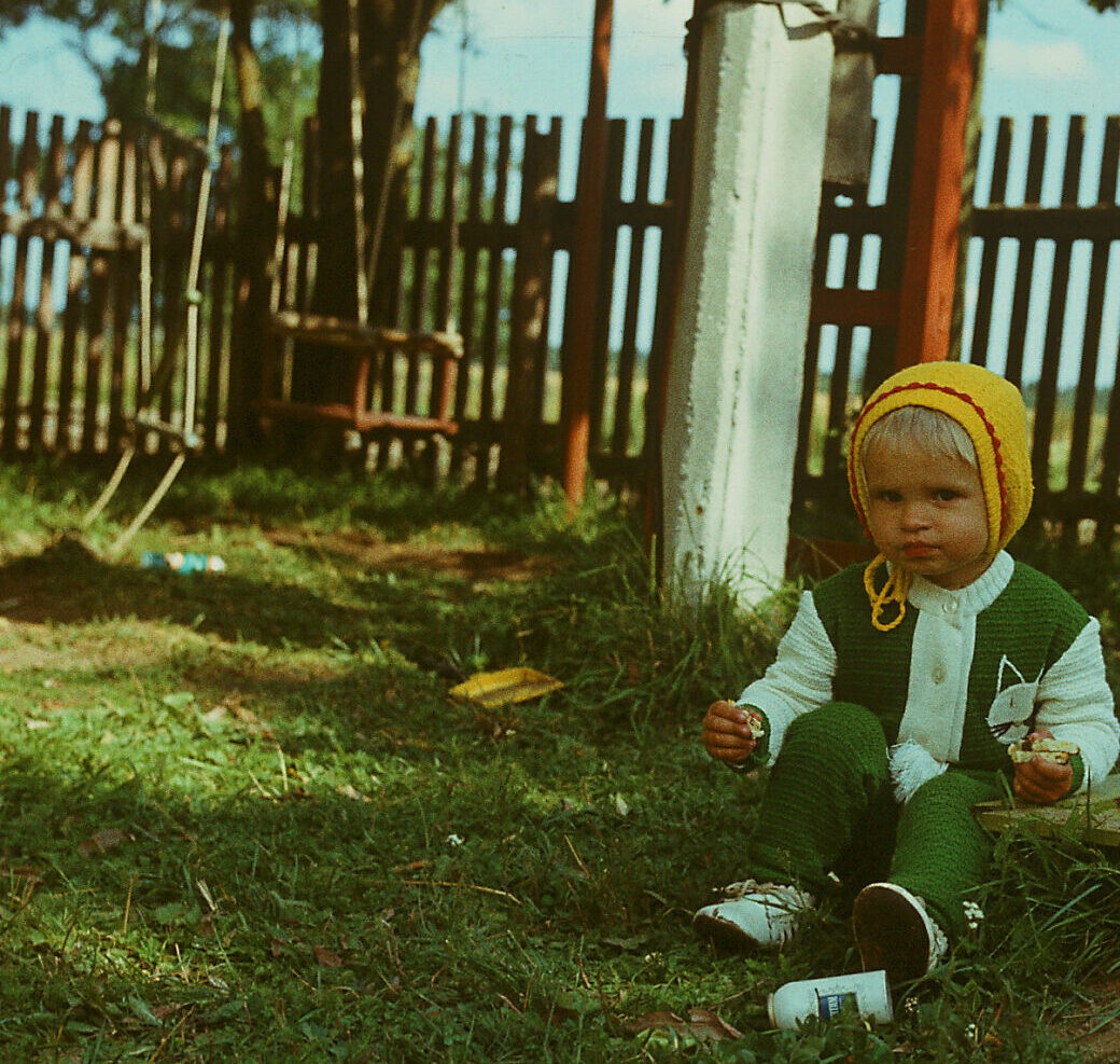 Kiik ja tagaplaanil on vana aed