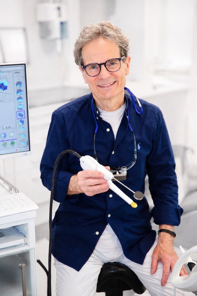 Dr. Bettendorf bei einer strahlungsfreien CaviTAU-Ultraschalluntersuchung des Kieferknochens