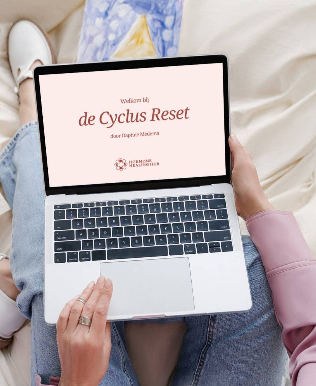 roog gras in de wind, symbool voor vermoeidheid en hormonale klachten rondom de menstruatie.