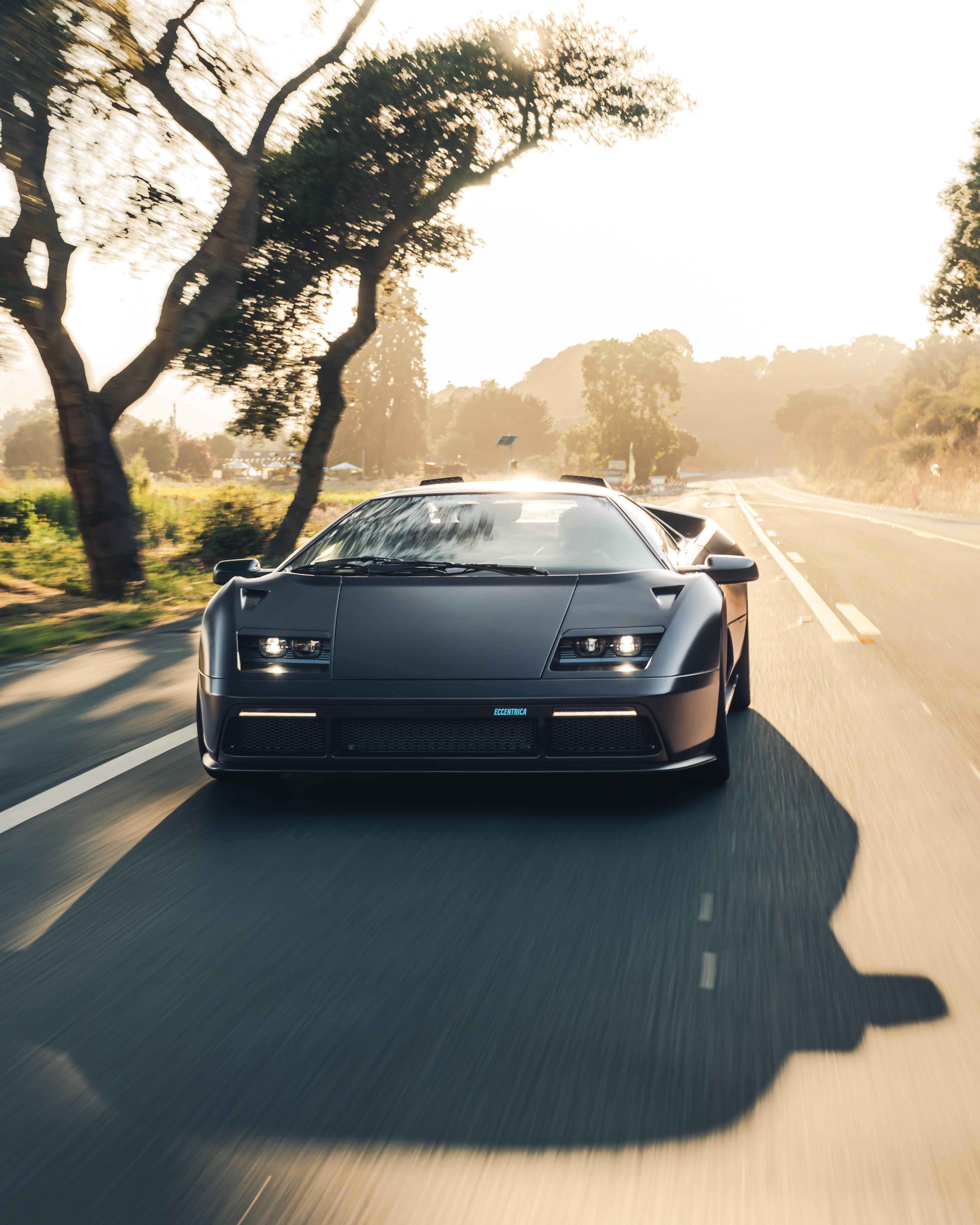 Eccentrica nera rolling shot su strada