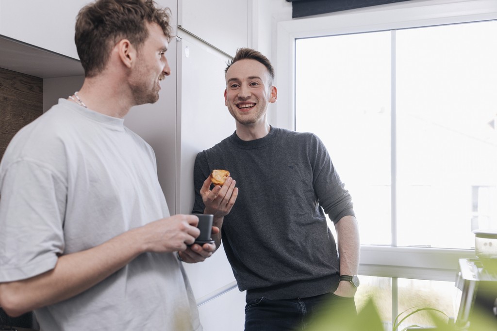 UX Agentur im informellen Austausch zwischen Teammitgliedern im Büro