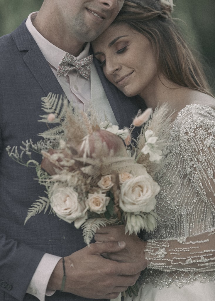 Album photo de luxe — French wedding photographer Paris — luxury wedding book France — Maison Elion — relique photographique rare — fragment intemporel — rituel artistique — photographe mariage haut de gamme — Seine-et-Marne 77 — album mariage bespoke sur mesure — timeless photography France — image symbolique — luxury French wedding photography