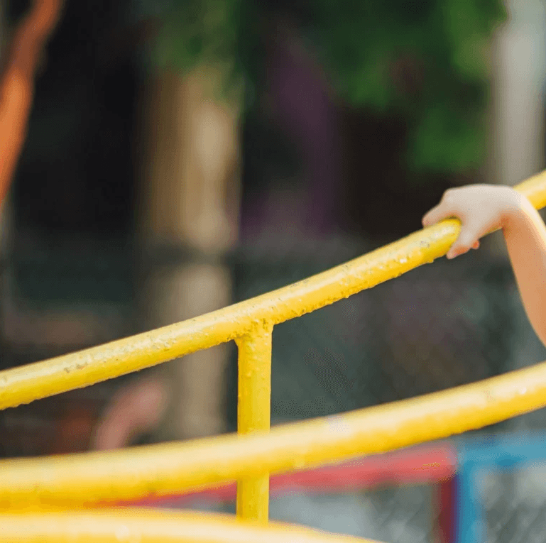 戶外木地板地板材料展示，露台花園實木地板配綠色陶瓷櫈，展現優質防腐木質感，適合香港戶外空間設計。