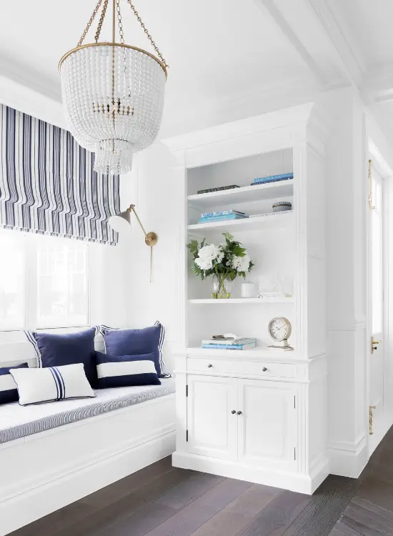 A window seat and nook with a chandelier designed by Invilla Architecture