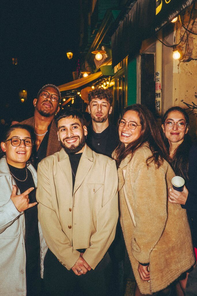 Équipe et clients souriants lors d'un événement dans un salon de coiffure ECLA Group à Paris