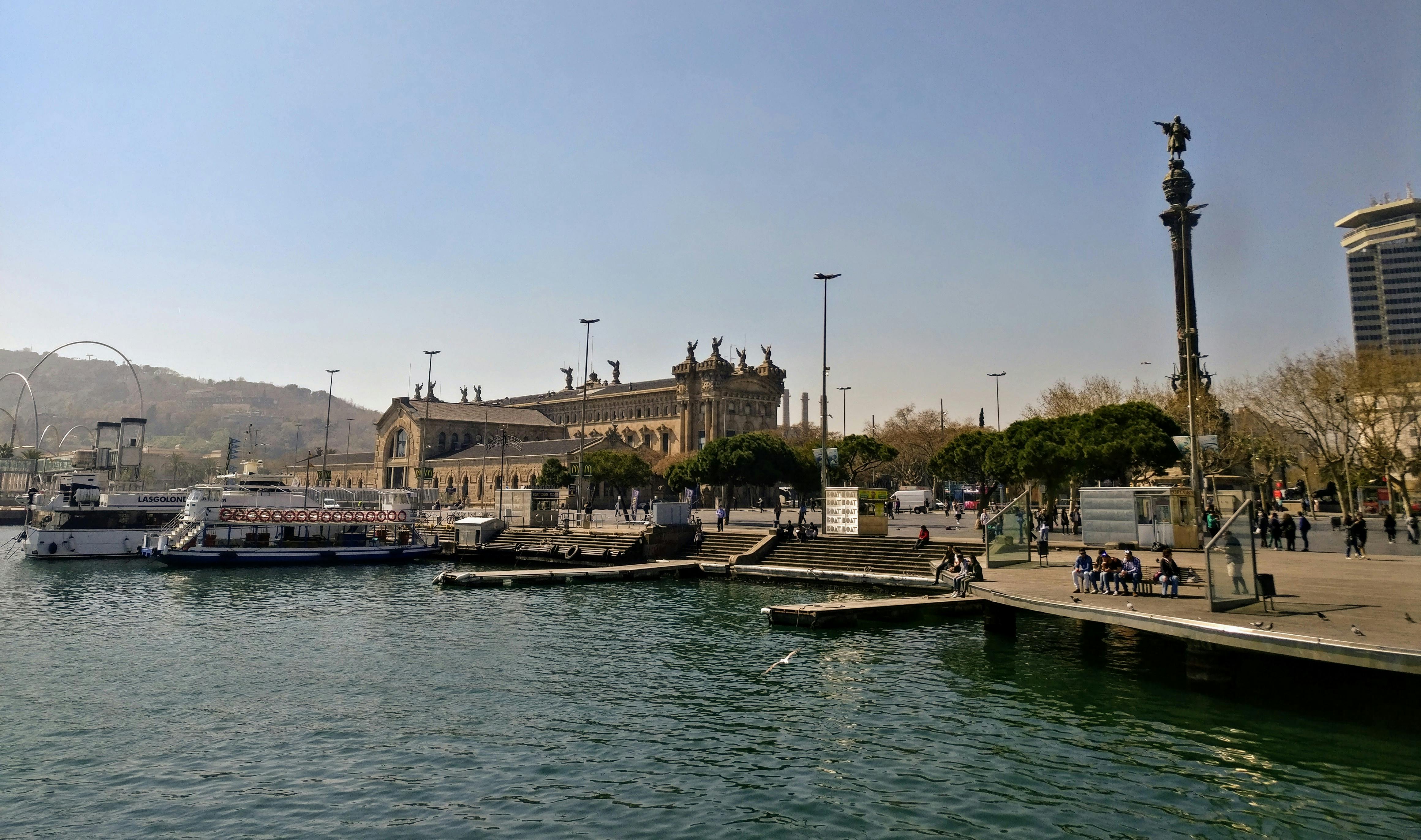 De haven van Barcelona met het Columbus monument, een iconisch uitzicht over de stad en de Middellandse Zee.