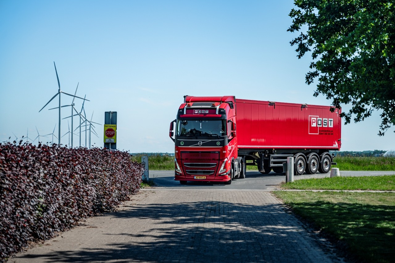 vrachtwagen in de polder van post handel en transport