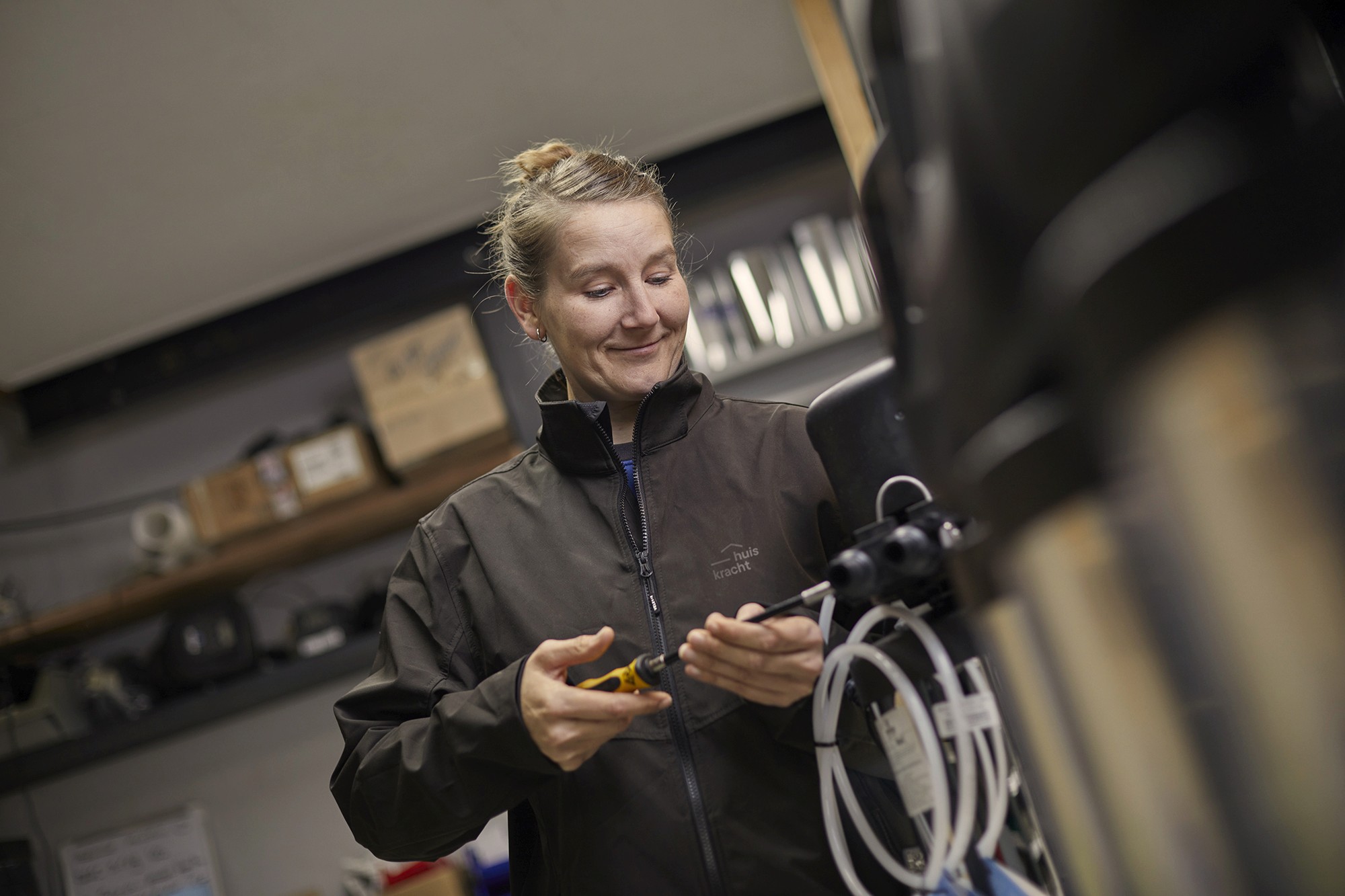Energiezuinige warmtepomp geïnstalleerd in een modern huis voor duurzame verwarming en koeling.