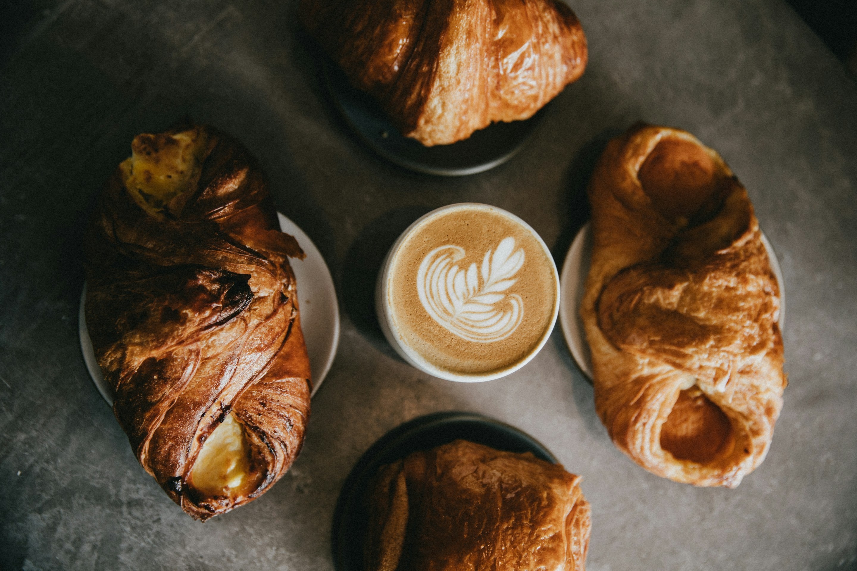 Croissants und Kaffee für Frühstück oder Kaffeepause