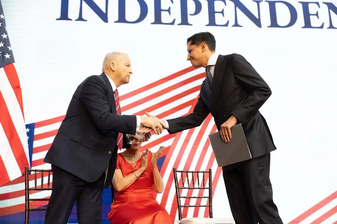 U.S. Ambassador Ronald Johnson and Mexico's Foreign Secretary Juan Ramón de la Fuente Velasco shake hands at a diplomatic event.