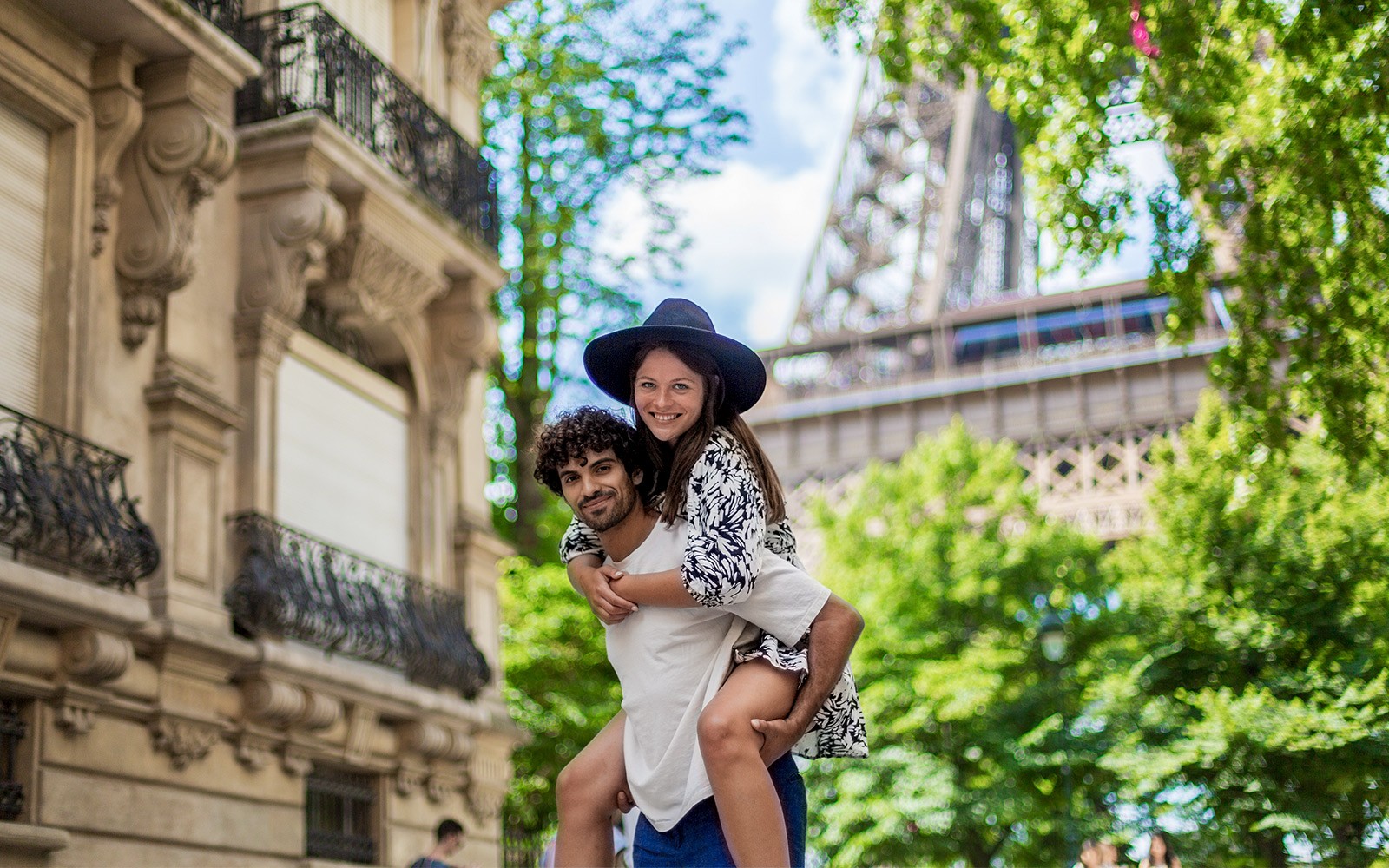 Cặp đôi tận hưởng buổi chụp ảnh riêng tư gần Tháp Eiffel ở Paris.