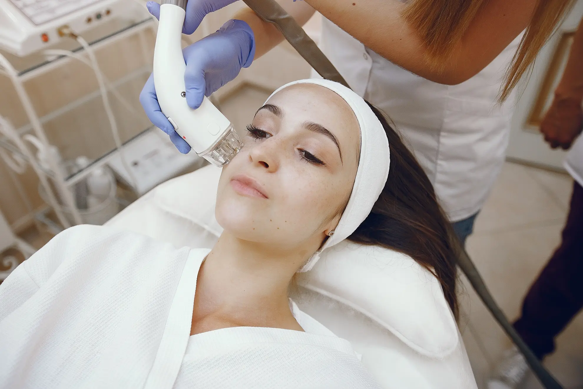 Lumecca Peak: Advanced Non-Invasive Skin Rejuvenation Treatment