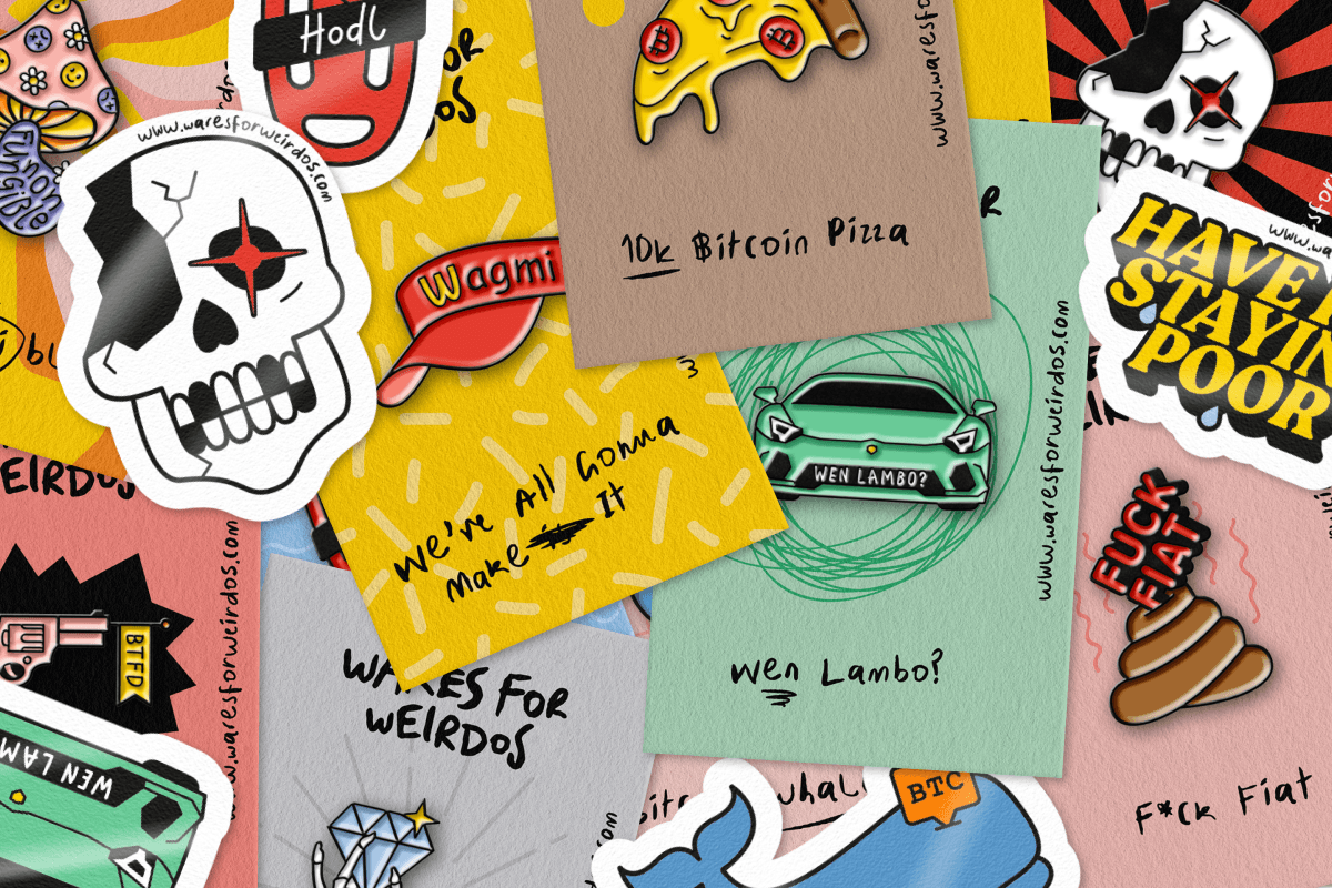 Verschiedene Sticker und Pins der Marke “Wares for Weirdos” mit humorvollen Krypto-Sprüchen und -Symbolen, darunter ein Totenkopf, eine Pizza mit Bitcoin-Logo, ein “Wen Lambo?” Auto, und Slogans wie “Have Fun Staying Poor” und “F*ck Fiat.” Die Designs greifen typische Ausdrücke und Symbole der Kryptowährungsszene auf und bieten eine verspielte Interpretation.