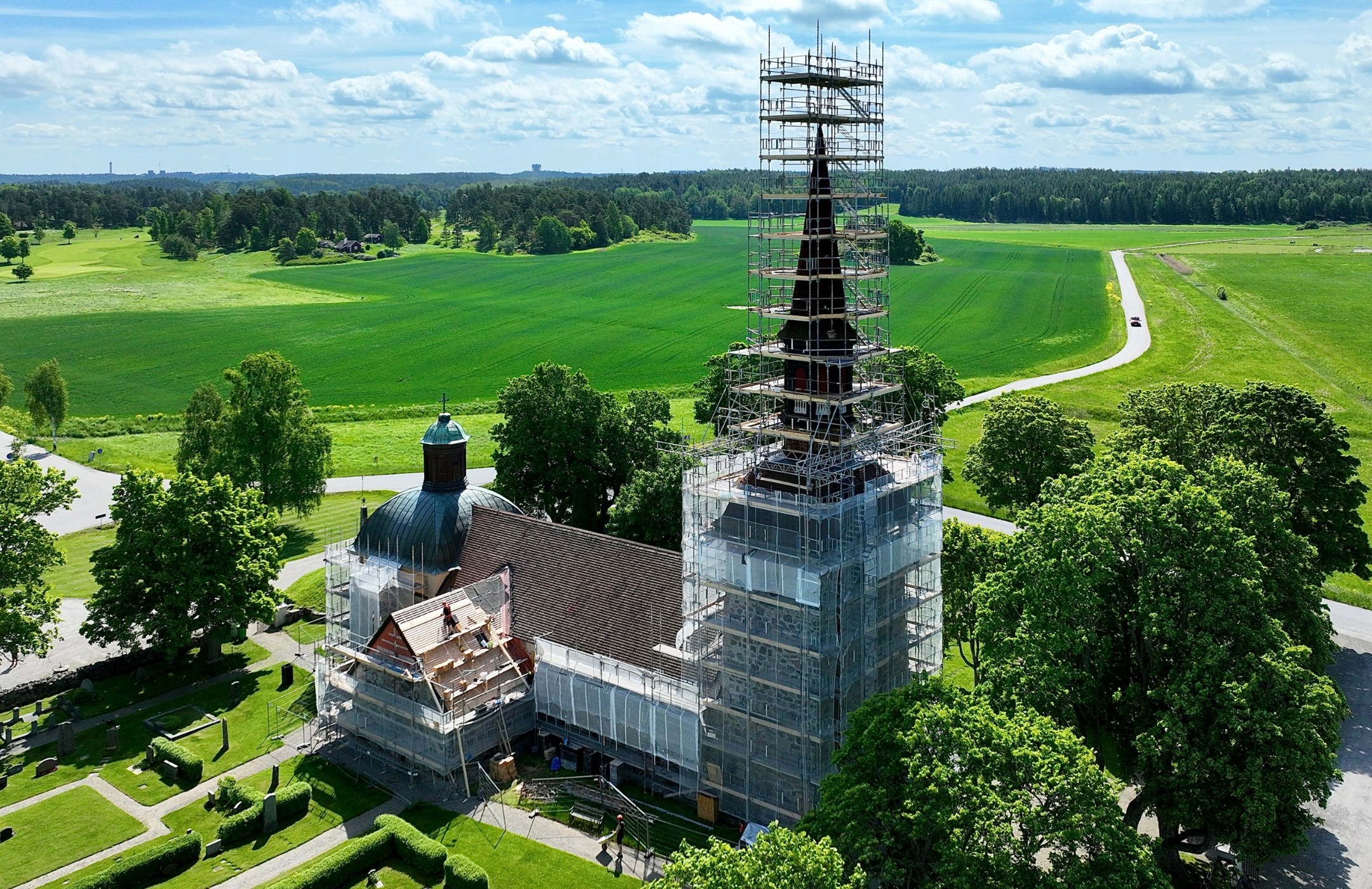 Byggnadsställning på kyrka i Ekerö