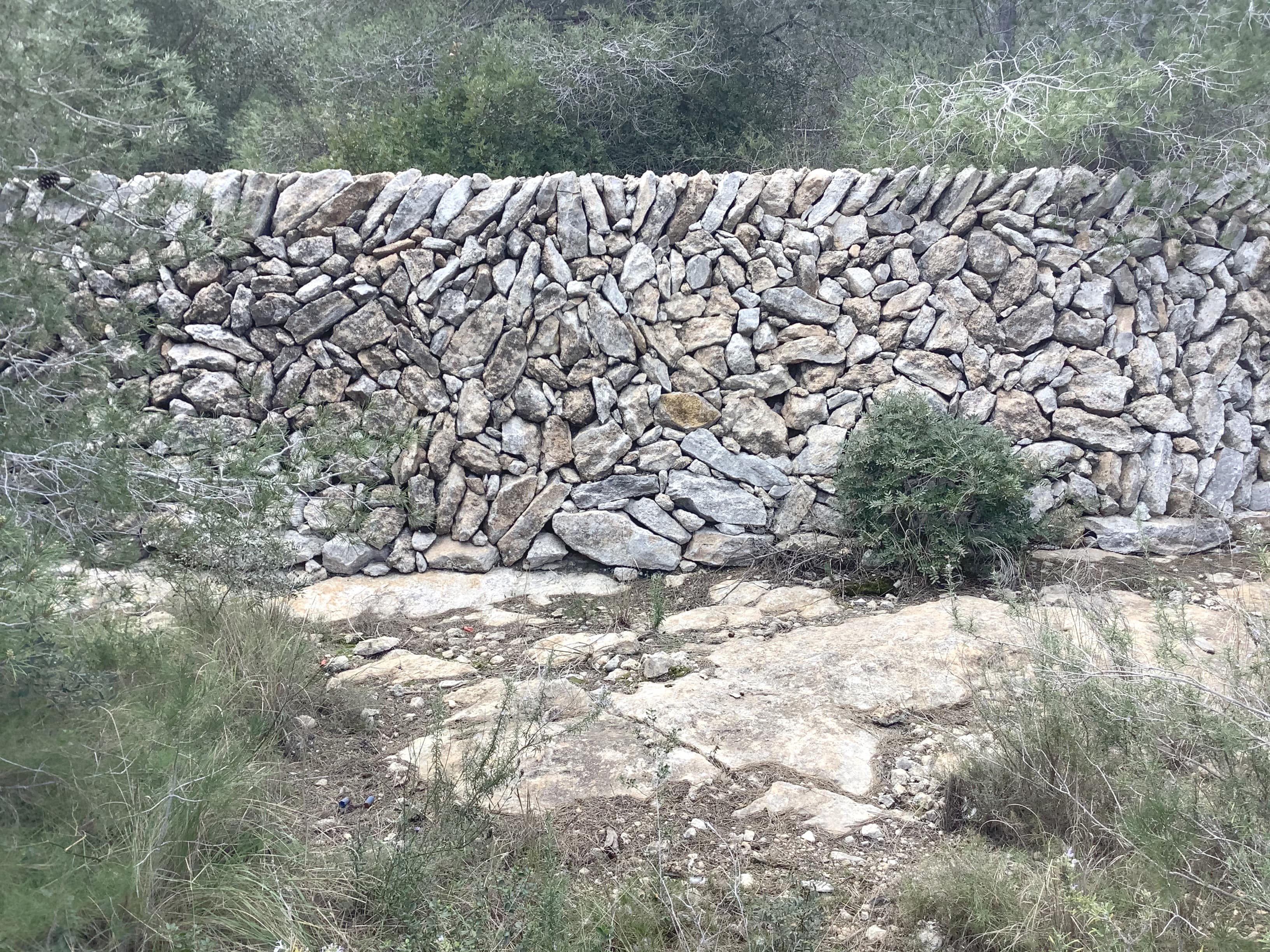 Foto de referencia de muros de piedra seca