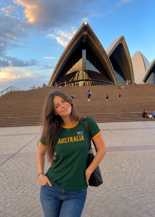 Élèves en uniforme participant à une journée scolaire dans un lycée en Australie.
