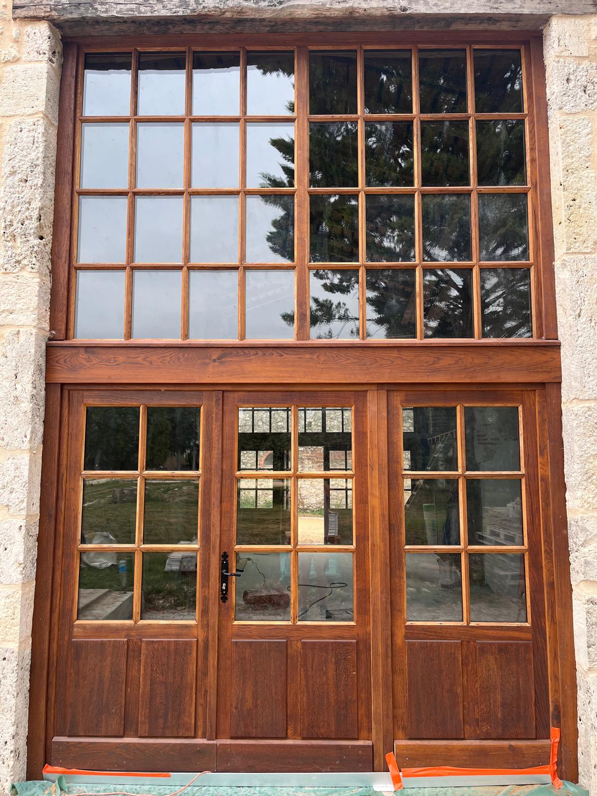 Fenêtres bois traditionnelles sur une maison ancienne à Toulouse