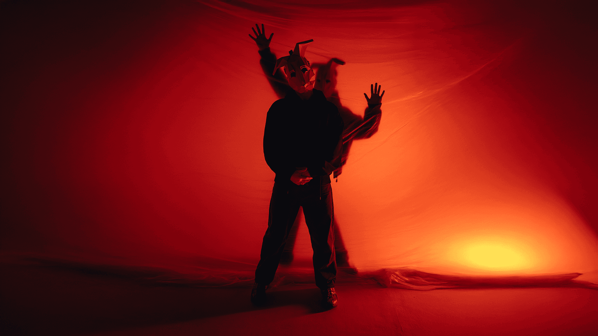 kush kush musicker mit haasen maske in einem roten hintergund