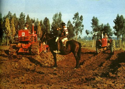 La mecanización agrícola es impulsada por la CORFO.