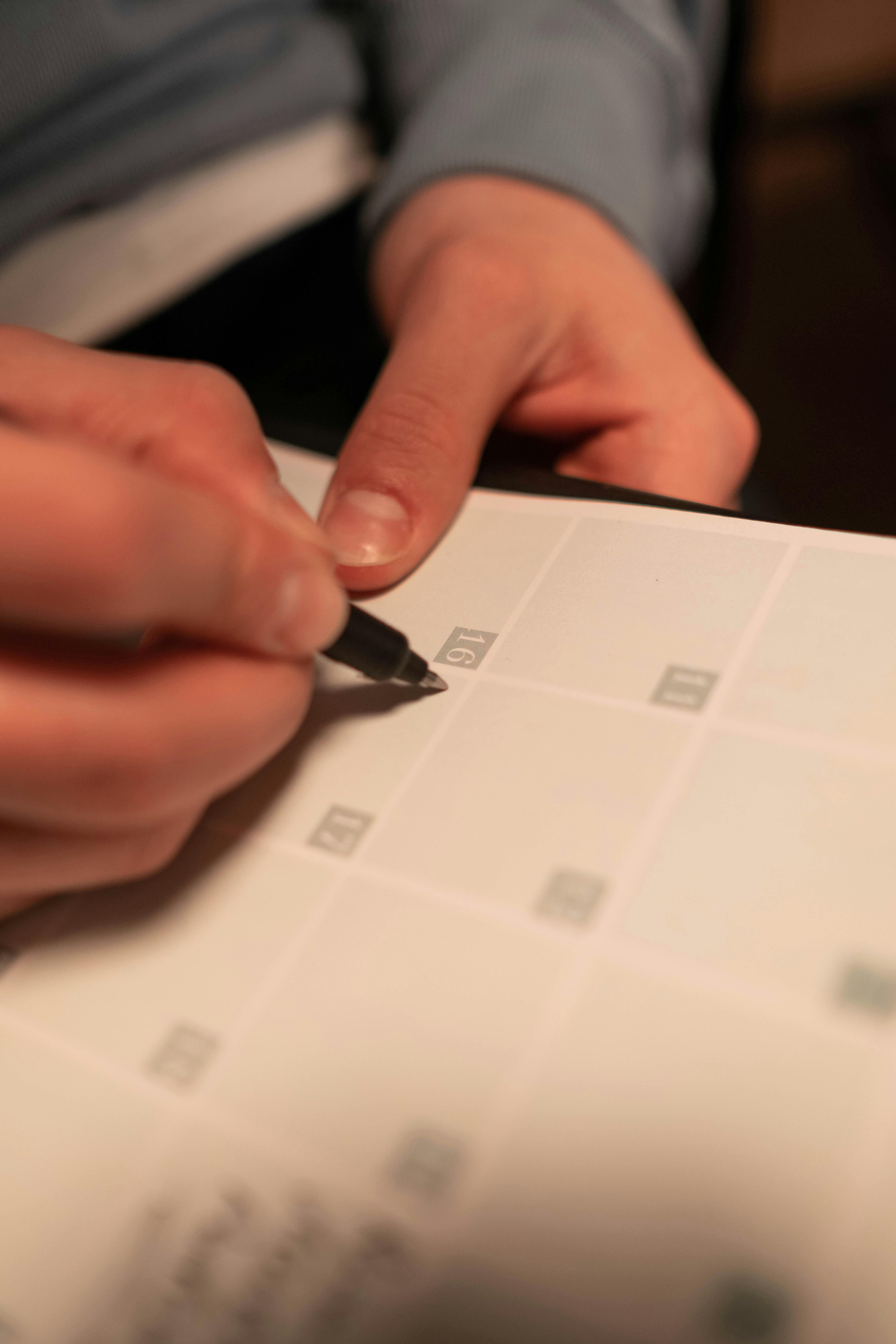 Iemand die zijn kalender invult.