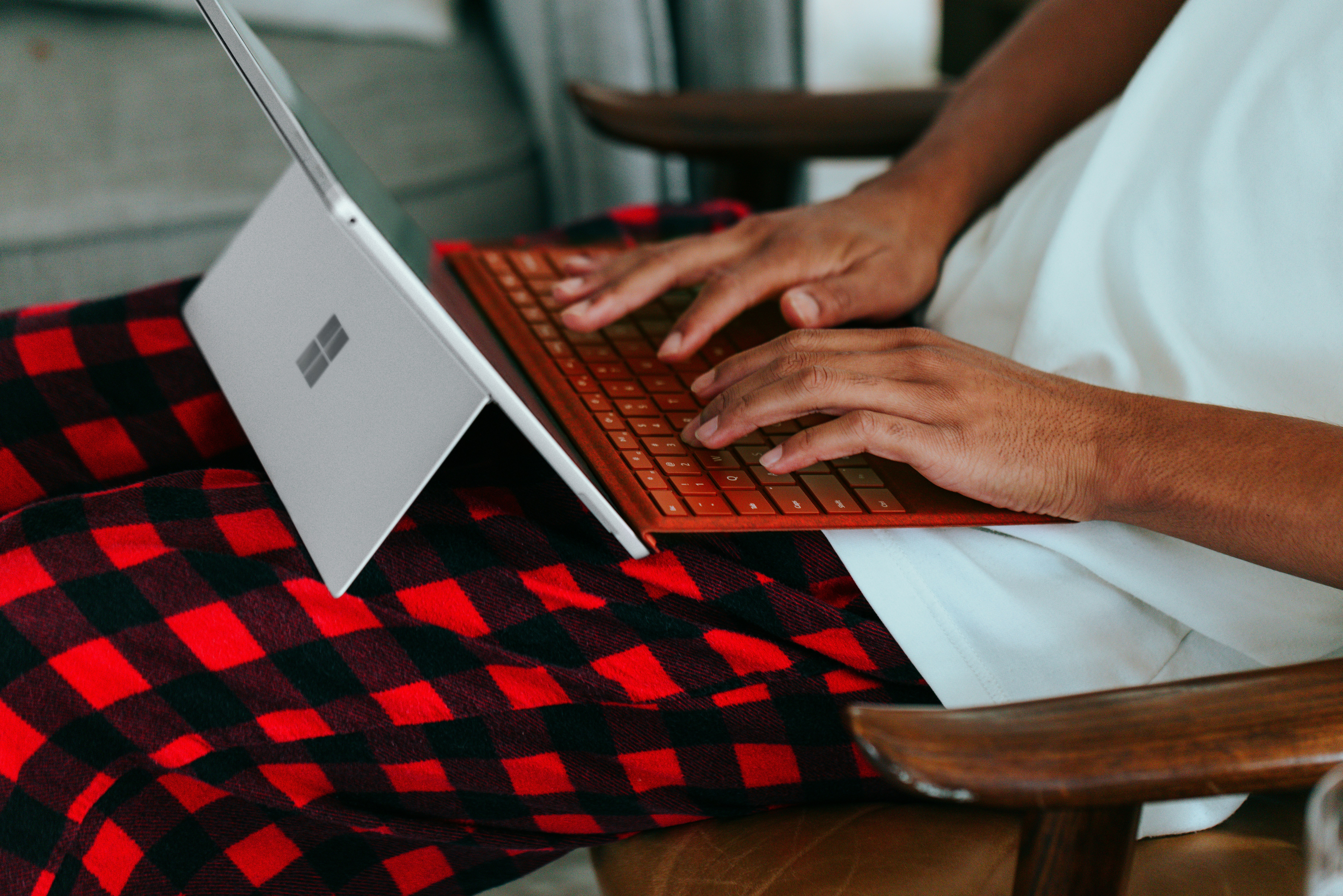 man at home optimizing his inbox - gmail create filter to forward email 