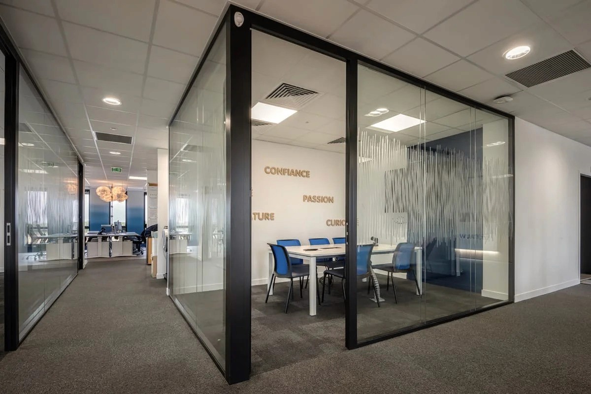 Chambre d’hôtel lumineuse design moderne — photographe architecture intérieure Lille Nord | Anteale Yann Manac’h