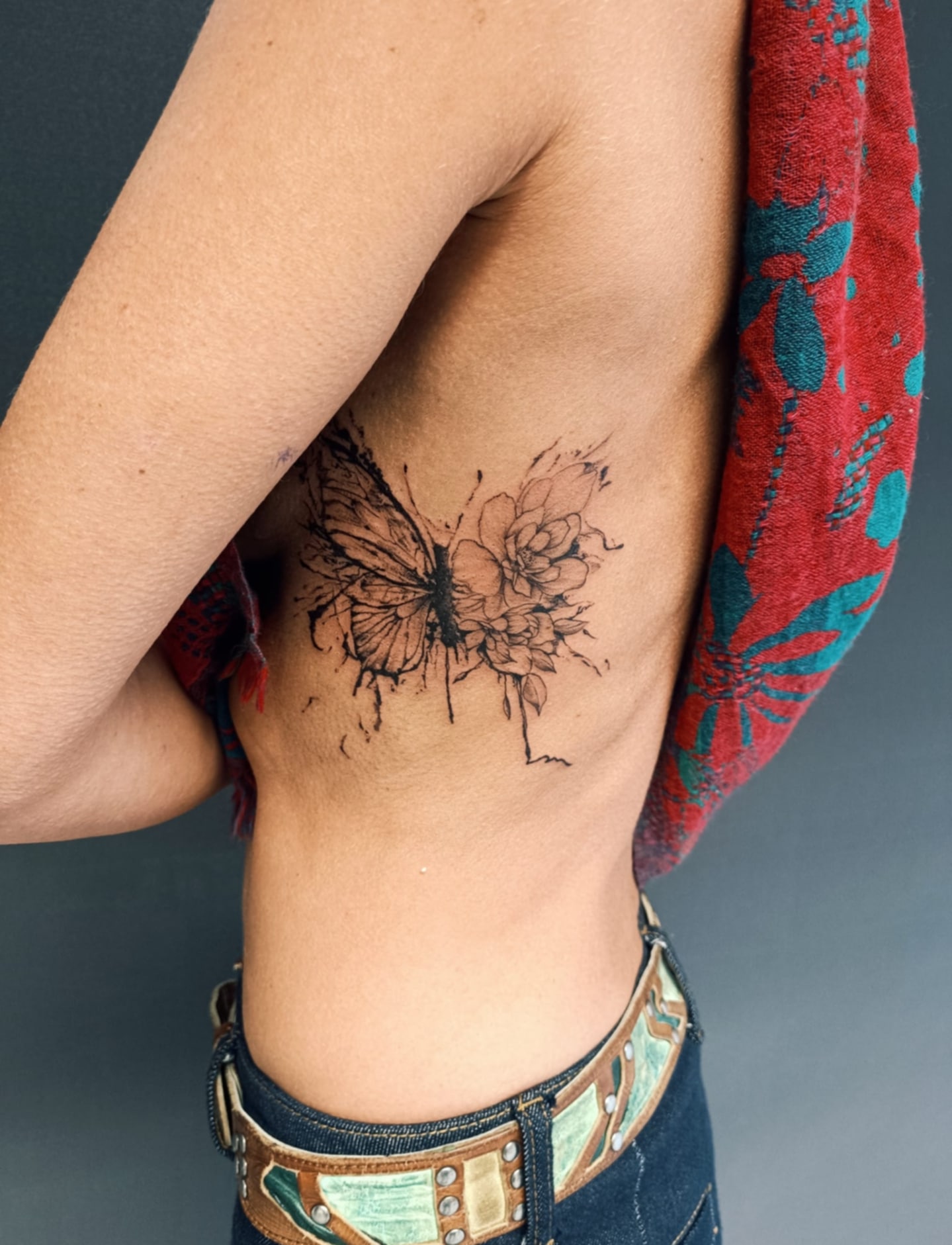tatouage papillion côte 