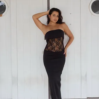 Woman wearing a Necklace