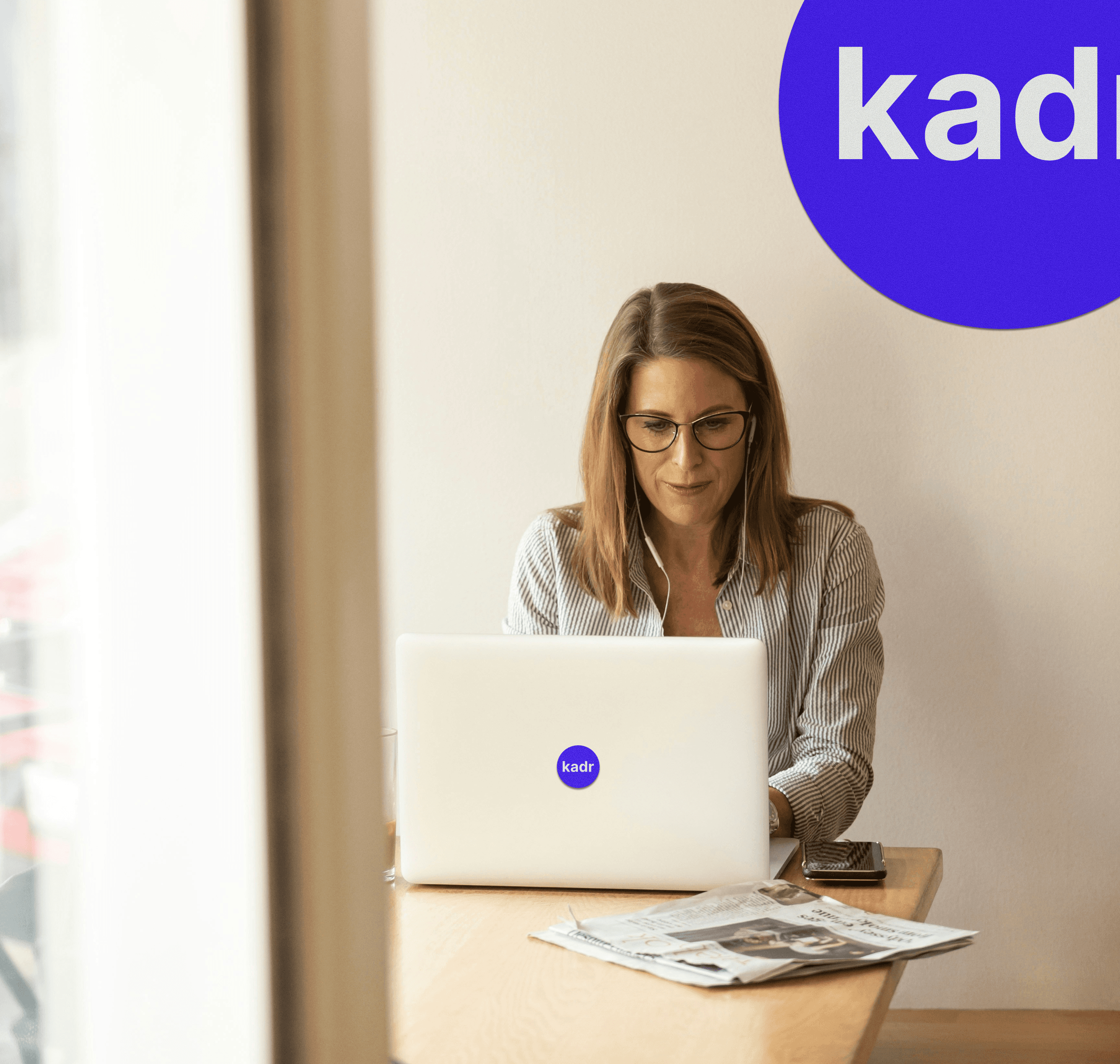 Oseba dela na računalniku - iskanje kadra, delavka sedi za računalnikom