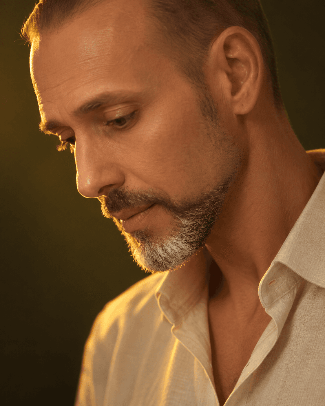 Retrato editorial en luz cálida