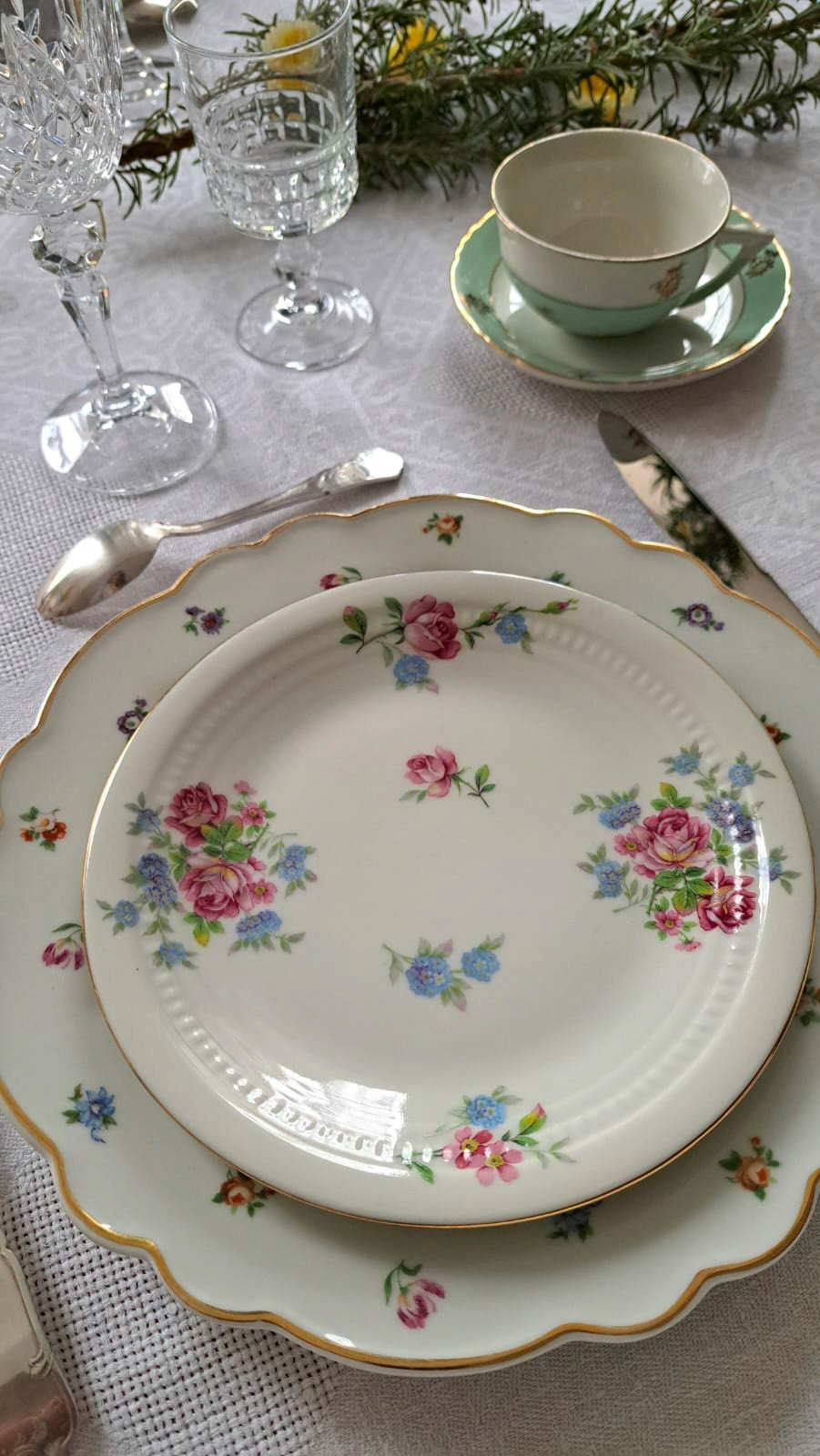 Image d'une assiette décorée avec des fleurs.