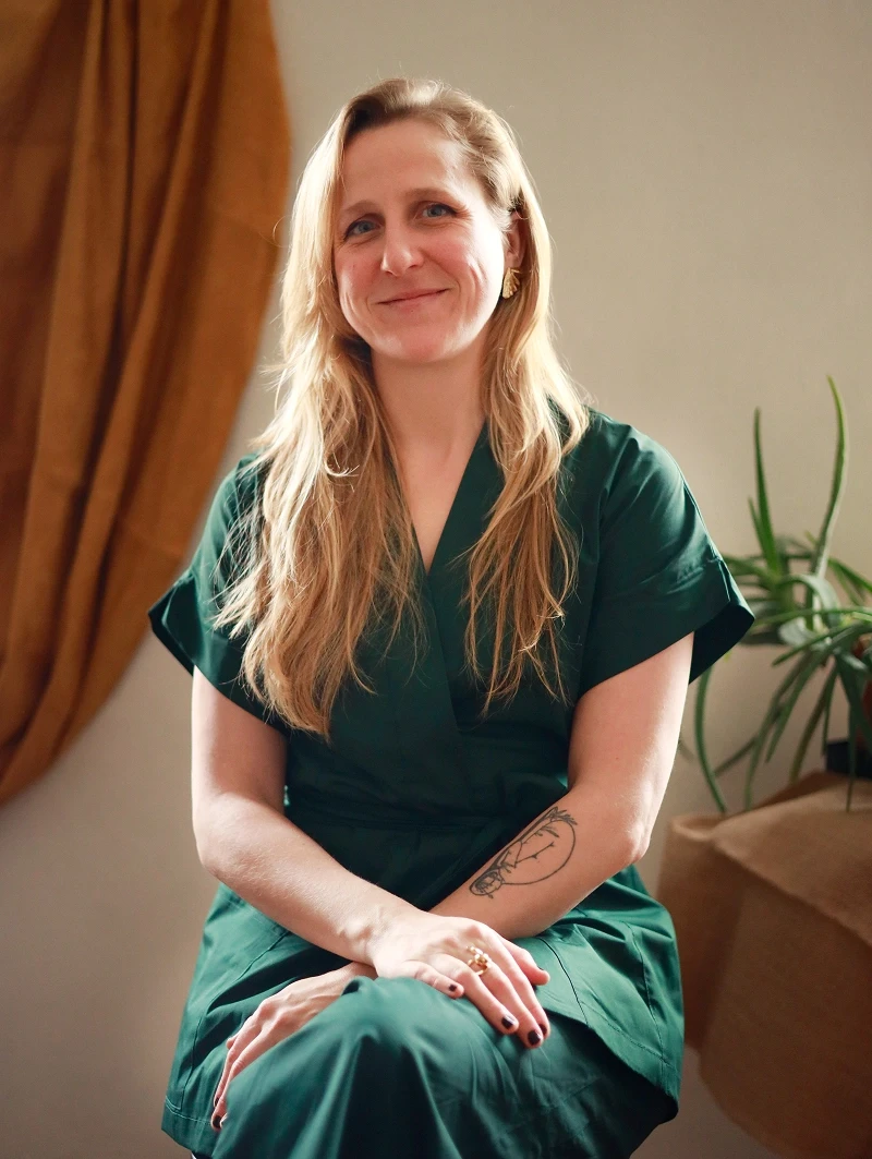 Amy Underwood, masseuse en Occitanie, assise dans son espace de travail