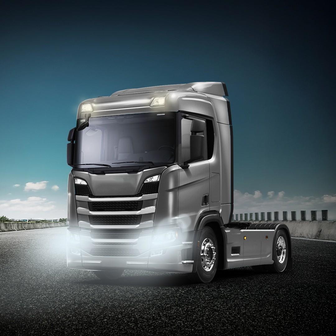 farol automotivo aceso com iluminação Pradolux à noite