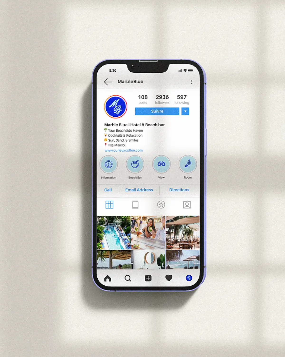 Mockup du profil Instagram Marble Blue sur smartphone posé sur fond crème ombré, avec feed hôtel, highlights et informations de contact.