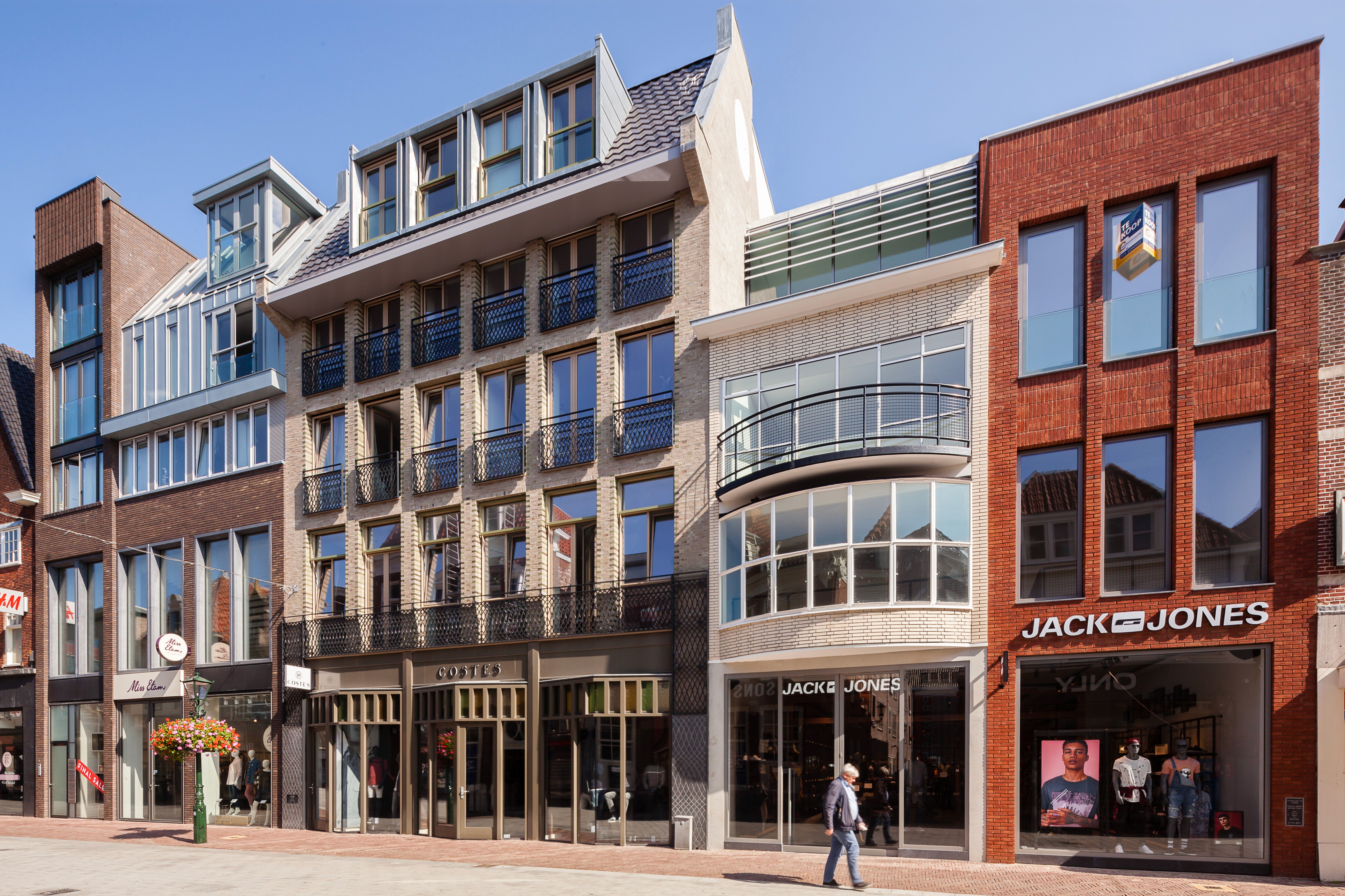 Winkelstraat met de façades van verschillende winkels, waaronder Jack & Jones.