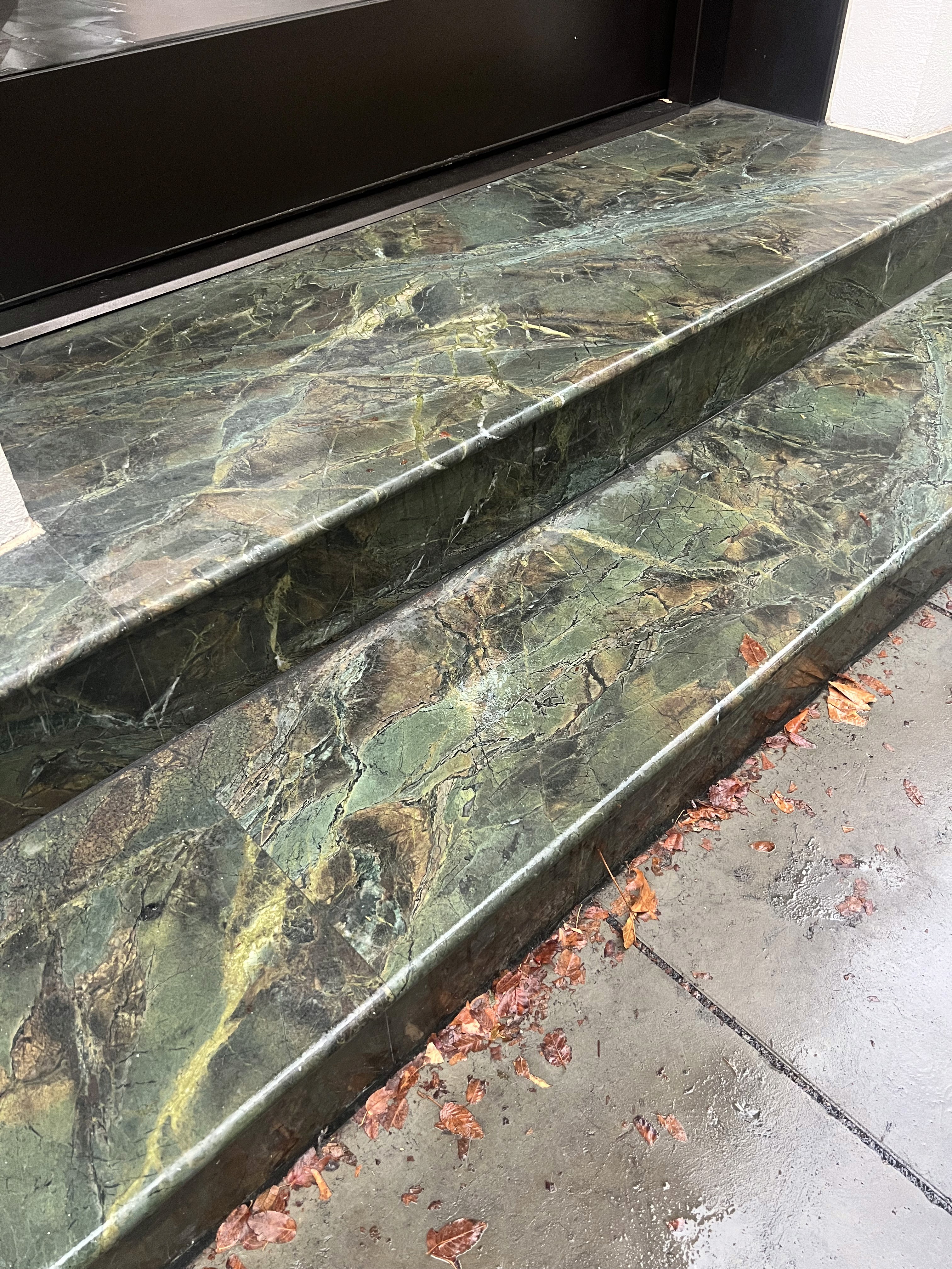 Verde Borgogna Treppenablage aus Granit in Berlin