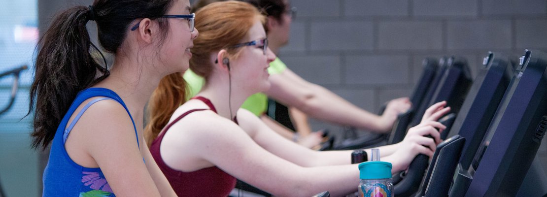 girls doing cardio in a gym