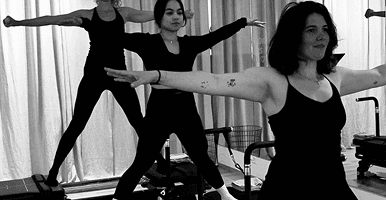 Reformer Pilates und Lagree-Workout in St. Gallen. Bold – Kraft, die du spürst. 45 Minuten Full-Body Workout mit gezieltem Widerstand – für mehr Stärke, bessere Haltung und neue Beweglichkeit. Intensiv, dynamisch und nachhaltig wirksam. Zusammen mit unseren Nachbarstudios wie Riva Circle bringen wir Reformer Pilates nach St. Gallen.
