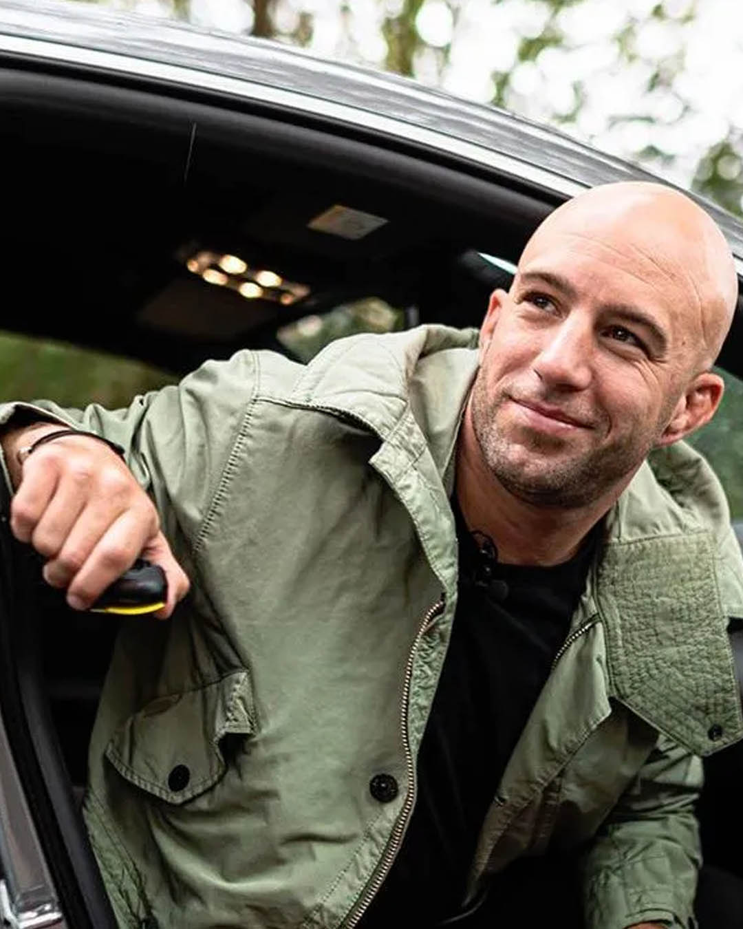 JayJay Boske van Day1 die uit de auto stapt