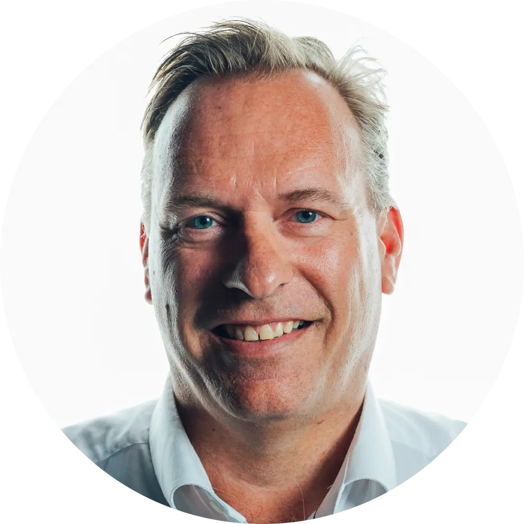 Smilende ansatt i Procano