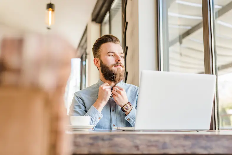 homme qui a confiance en lui au travail