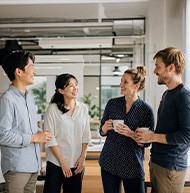 ドイツ人と日本人のスタッフが談笑している