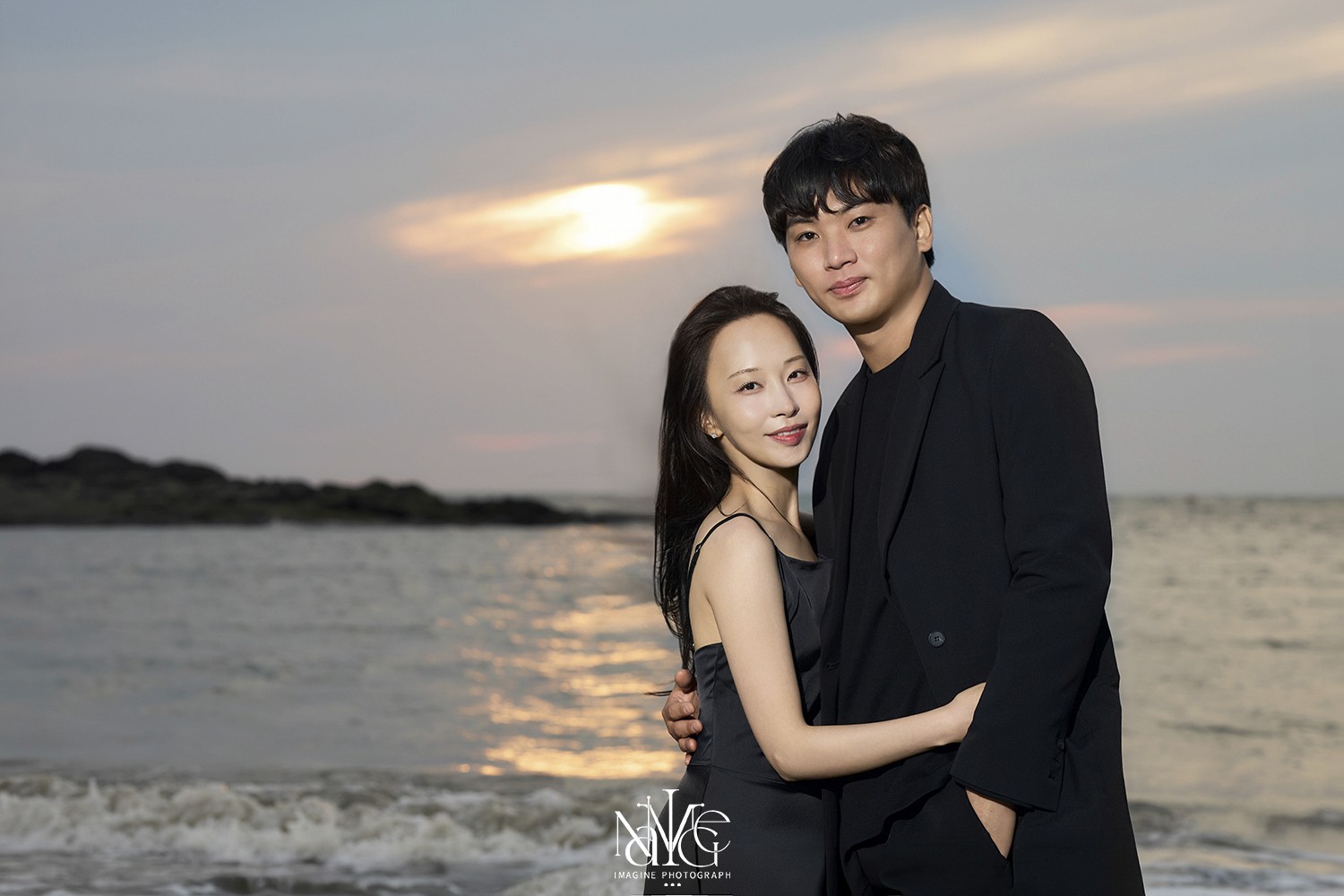 전남광주 야간웨딩스냅 촬영 후기 | 이매진포토가 담아낸 해질녘 해변 노을과 등대·달빛 조명 화보