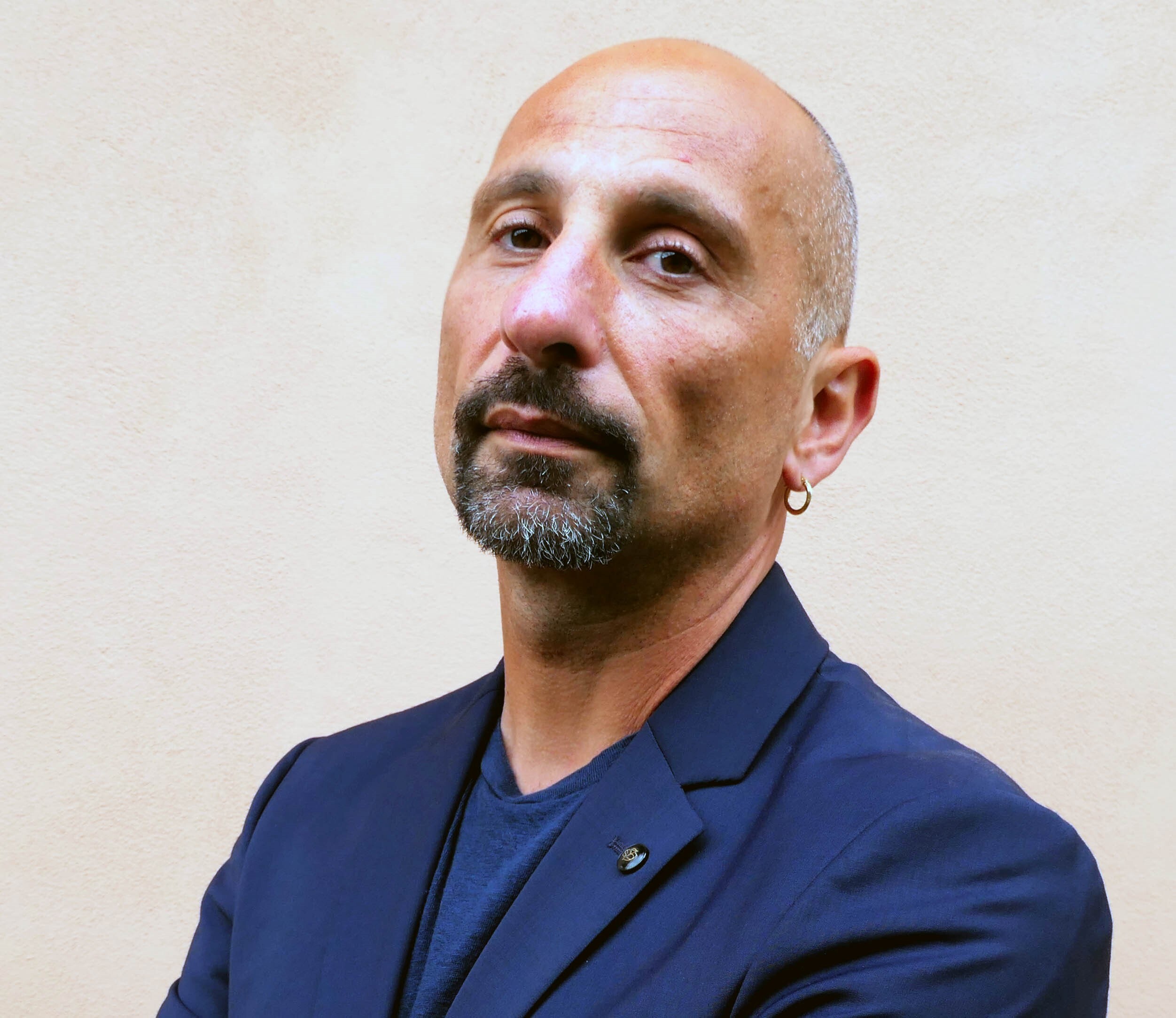 Francesco Milanesio guarda direttamente in camera in modo professionale