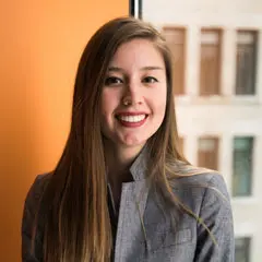 Fotografía de una mujer joven con vestimenta profesional formal; representa el perfil de una 'User Persona' en el área de nutrición y salud, proyectando una imagen de confianza y conocimiento especializado para el estudio de usuario.