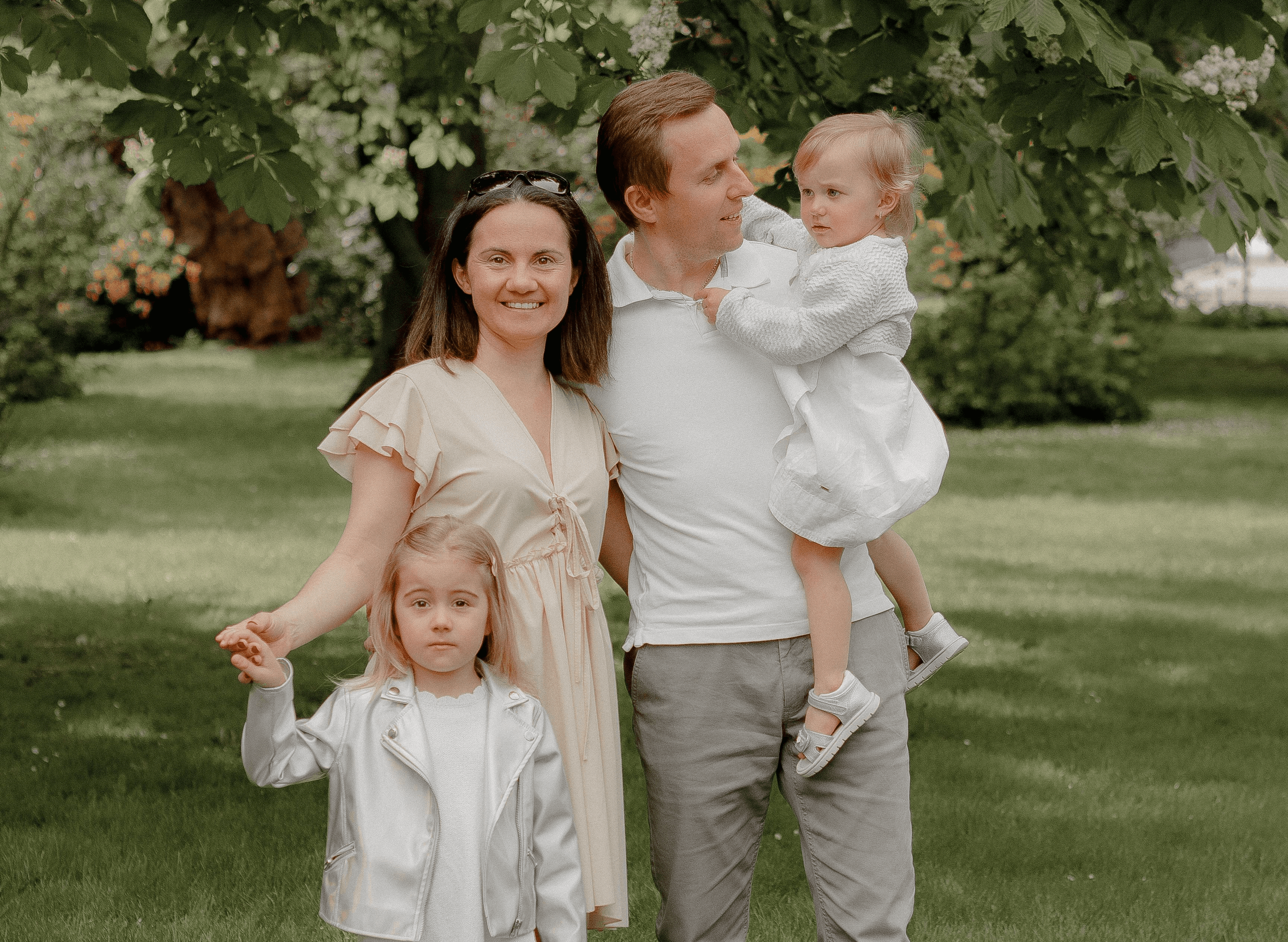 a-joyful-family-enjoying-a-sunny-day-together,-posing-under-a-lush-tree. - pelageia-zelenina (pexels)