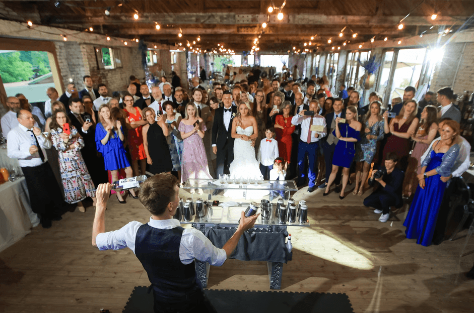 Barman na wesele zabawia gości pokazem barmańskim
